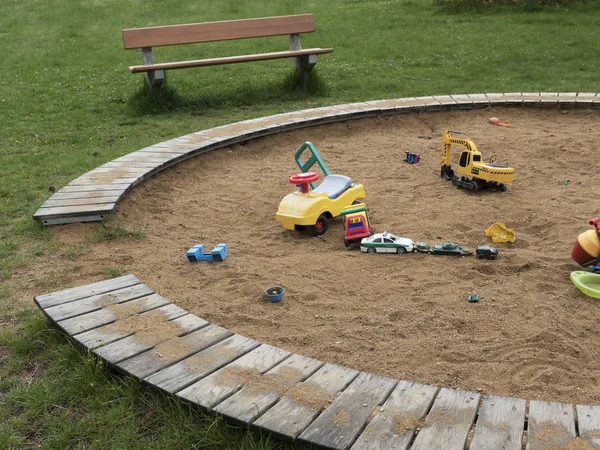 Parque infantil con caja de arena y juguetes, parque de relajación. Lugar familiar. . — Foto de Stock