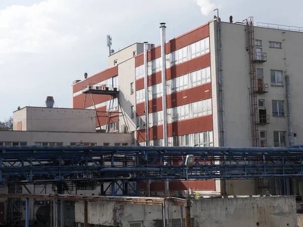 Edificio di fabbrica con serbatoio d'acqua, industria chimica. Luce del giorno, cielo nuvoloso . — Foto Stock