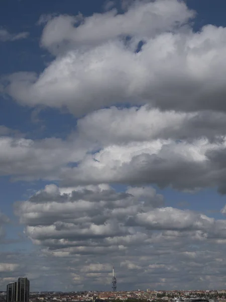 Nuvole drammatiche nel cielo, cieli nuvolosi con nebbia foschia . — Foto Stock