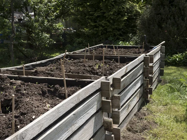 Vegetable elevated wooden beds. Gardening equipment for home gardeners. — Stock Photo, Image