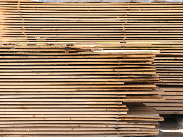 Snijden van hout vuren planken. Hout, planken geschaafd. — Stockfoto