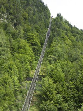 Yüksek irtifa cog demiryolu, raylı lift Hallstatt. Dağ gölü, Alp massif, Avusturya için güzel Kanyon.