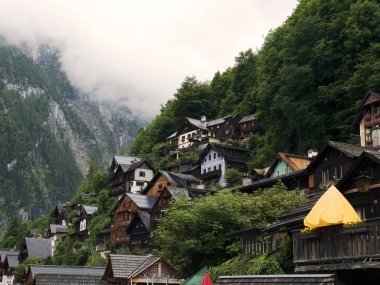 Dağ Gölü ve tuz madenleri ile Hallstatt bir kasaba. Alp massif, Avusturya için güzel Kanyon.