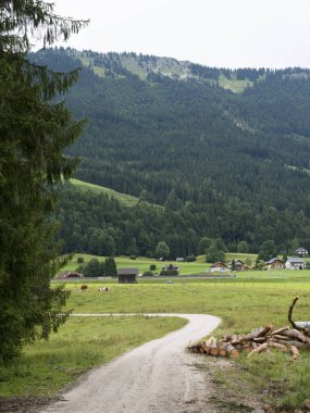 Alp dağ ortaçağ köyü. Ahşap ahşap evler.