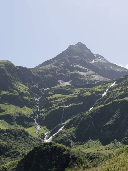 Cascada de montaña en los Alpes . — Foto de Stock