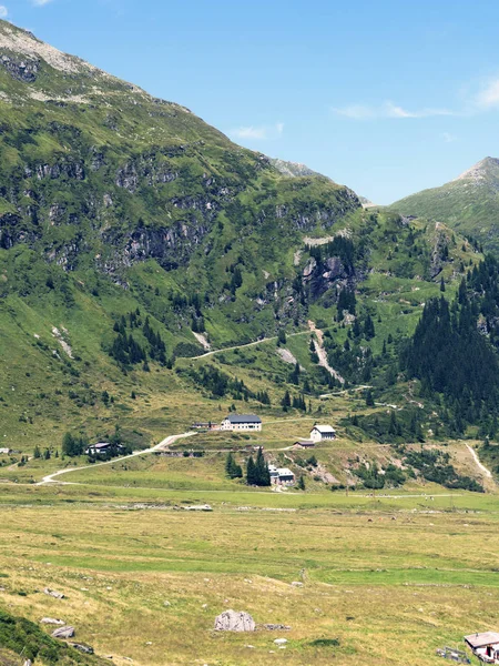 Festői alpesi sziklás alpesi völgy a Sportgastein nyáron. — Stock Fotó