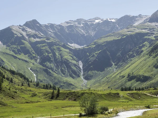 Alpesi hegység gyönyörű alpesi canyon, Ausztria. Gastein-völgy alpesi nyár. — Stock Fotó