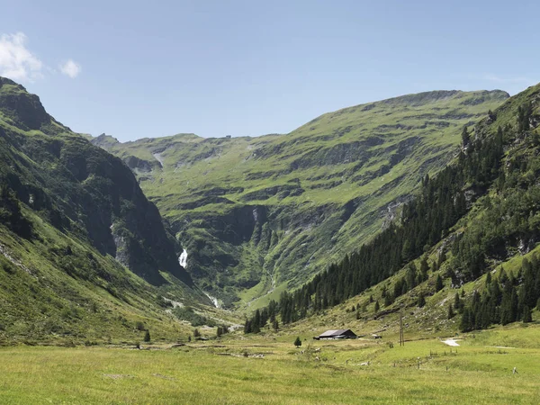 Festői alpesi sziklás alpesi völgy a Sportgastein nyáron. — Stock Fotó