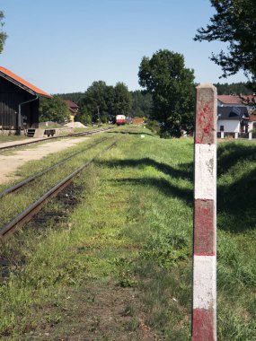 Dar hat üzerinde küçük tren istasyonu. Köy tren istasyonu. Demiryolu, tren trafik işaretleri.