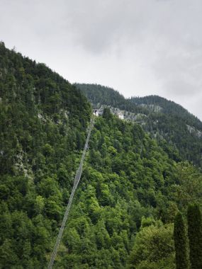 Yüksek irtifa cog demiryolu, raylı lift Hallstatt. Dağ gölü, Alp massif, Avusturya için güzel Kanyon.