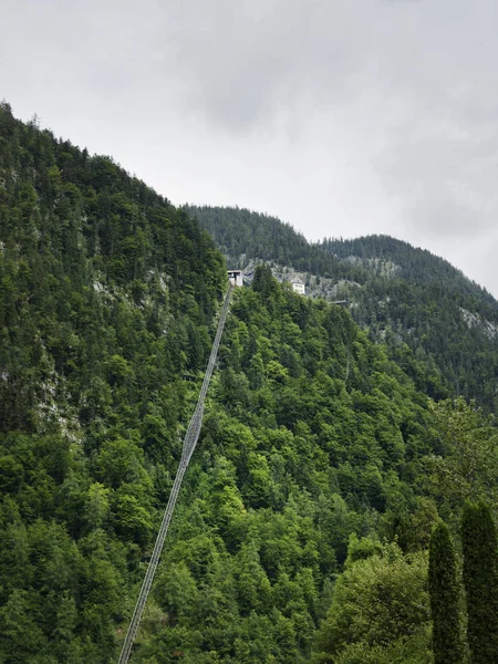 Yüksek irtifa cog demiryolu, raylı lift Hallstatt. Dağ gölü, Alp massif, Avusturya için güzel Kanyon.