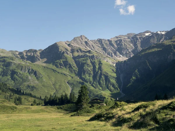 Festői alpesi sziklás alpesi völgy a Sportgastein nyáron. — Stock Fotó