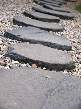 Japon Bahçe çakıl yatağında üzerinde kaplama taşlarının yol.