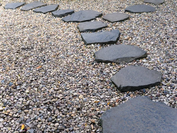 Тропа из покрытых камнями камней на гравийном полу в Японском саду . — стоковое фото