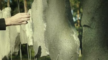 El sondaj taşlar üzerinde çalış. Kısa devre taş gibi müzik davul alet ipte asılı.