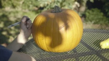 Küçük çocuk kaşık Halloween korkunç kafa sıvazlar. Cadılar Bayramı Balkabağı korkuluk çocuk elleri bölmek.