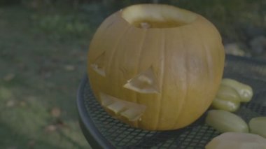 Oyma halloween balkabağı ürkütücü korkuluk kafa. Halloween Pumpkins hazırlanıyor.