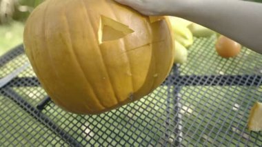 Küçük çocuk kaşık Halloween korkunç kafa sıvazlar. Cadılar Bayramı Balkabağı korkuluk çocuk elleri bölmek.