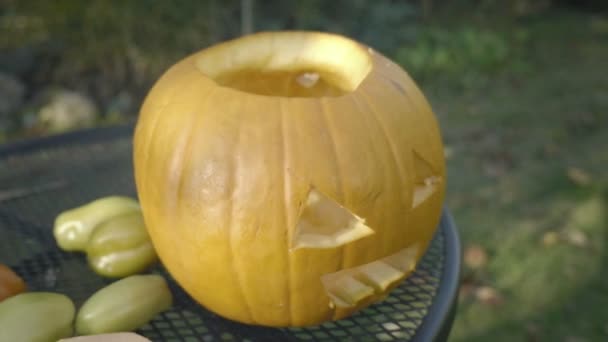 Calabaza de halloween tallada espeluznante cabeza de espantapájaros. Preparación de calabazas de Halloween . — Vídeo de stock