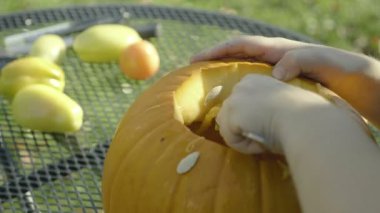 Küçük çocuk kaşık Halloween korkunç kafa sıvazlar. Cadılar Bayramı Balkabağı korkuluk çocuk elleri bölmek.