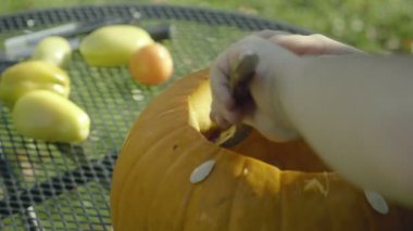 Küçük çocuk kaşık Halloween korkunç kafa sıvazlar. Cadılar Bayramı Balkabağı korkuluk çocuk elleri bölmek.