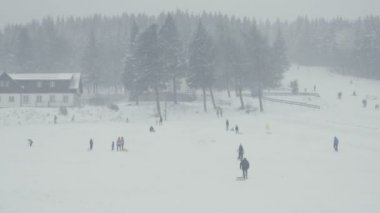 Kış spor, eğlence tobogganing, Kayak, kızak sürmek. Toplam kayak pisti bir kadeh. Düşen kar kış manzara. Her şey taze güç ile kaplıdır. Kış arka plan, Noel Tema.