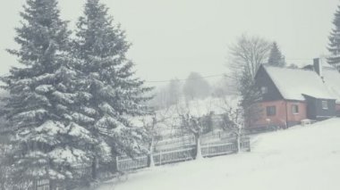 Karlı sokak dağ Town, köy kar felaket. Düşen kar kış manzara. Her şey kapalı, taze tozdur. Nordic dedektifler gibi yoğun bir atmosfer. Kış Noel arka plan.