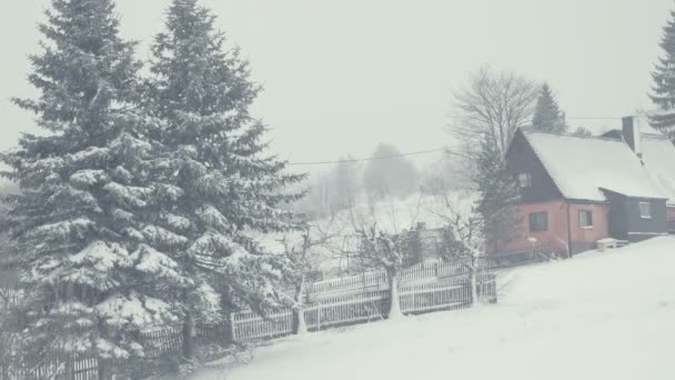Zasněžené ulice města v horské vesnici sněhová kalamita. Zimní krajina s padajícím sněhem. Vše je kryté, čerstvé prášek. Intenzivní atmosféra jako severských detektivů. Zimní Vánoční pozadí.