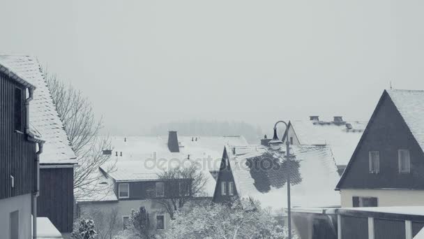 家庭房屋的白雪皑皑的屋顶 山城的街道 村庄的雪灾 冬天的风景 雪花飘落 一切都被覆盖 新鲜的粉末 冬季圣诞背景 — 图库视频影像