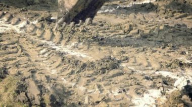 Büyük Ekskavatör ev temelleri kazma olduğunu. Delik kazı. İnşaat Makinaları, zemin çalışır. Sarı kazıcı yapı üzerinde çalışır. Statik gün v-günlük atış stabilize. Kil kazılarda kova.