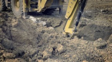 Büyük Ekskavatör ev temelleri kazma olduğunu. Delik kazı. İnşaat Makinaları, zemin çalışır. Sarı kazıcı yapı üzerinde çalışır. Statik gün v-günlük atış stabilize. Kil kazılarda kova.