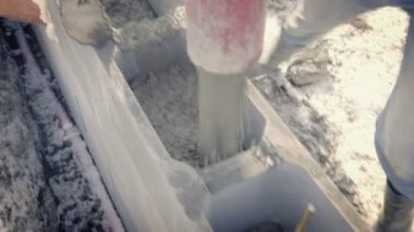 Ayrıntılı döküm pompa müstakil ev temelleri için beton. Beton pompa arka planda gökyüzü. İşçilerin inşaat alanında, zemin çalışır çalışır. Gün v-günlük vurdu. 