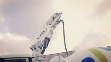 Beton döküm pompa, arka planda gökyüzü. Müstakil ev beton temeli. İnşaat teknik yapı, zemin çalışır çalışır. Statik gün stabilize v-günlük vurdu. 