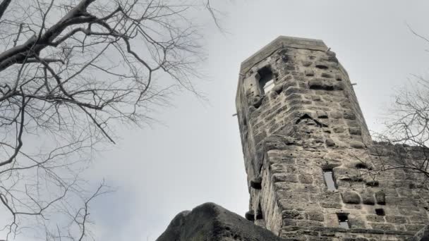 Ruinen Einer Mittelalterlichen Burg Beängstigend Riesiges Gebäude Riesiger Wehrturm Und — Stockvideo