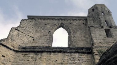 Kemerli arch Gotik taş pencere. Gotik katedral, ortaçağ kalesi kalıntıları ediyor. Royal City. Bahar güneşli gün, insanlar olmadan. Oybin Almanya.