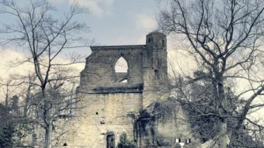 Kemerli arch Gotik taş pencere. Gotik katedral, ortaçağ kalesi kalıntıları ediyor. Royal City. Bahar güneşli gün, insanlar olmadan. Oybin Almanya.