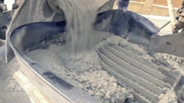 Sarı Beton mikseri, döküm pompa. Detay inşaat makine ve zemin çalışır. Müstakil ev beton temeli. Müstakil ev bina, zemin çalışır. Statik gün stabilize v-günlük vurdu. 