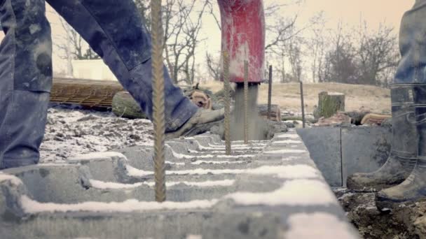 工人在建筑工地工作 地面工作 浇注泵混凝土在家庭住宅基础上的详细情况 混凝土泵 背景天空 — 图库视频影像
