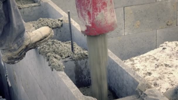 Arbeiter Arbeiten Auf Der Baustelle Bodenarbeiten Detail Des Gießens Von — Stockvideo