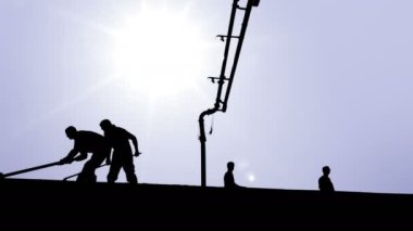 İşçiler tavana, grafik siluet Stilizasyon oluşturmaya çalışıyoruz. Beton döküm pompa müstakil ev çatısı için. Beton pompa, gökyüzü ve güneş arka planda