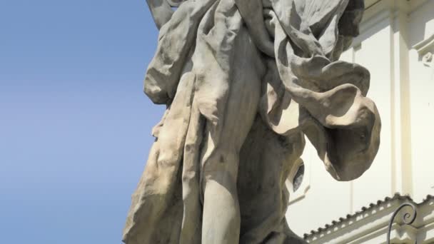 Barokk homokkő szobor, keresztény Szent saint. Gyönyörű napsütéses napon a kék ég. Kő kitalálni, szobor, templom, a háttérben. Vallásos, katolikus szimbolizmus és a jelenet