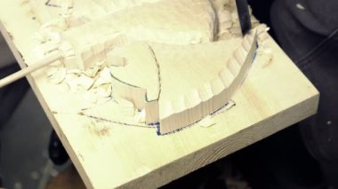 Sanatsal ahşap carver kireç Ahşap oyma keser. Ayrıntı dekoratif kabartma formları craftsman'ın elinde. Detay eller çalışma. Heykeltraş yapar heykel. Geleneksel el sanatları üretim