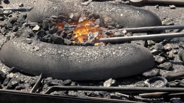 Smeden Eld Med Fjädrande Kolatomer Grill Detalj Arbetande Händer Med — Stockvideo