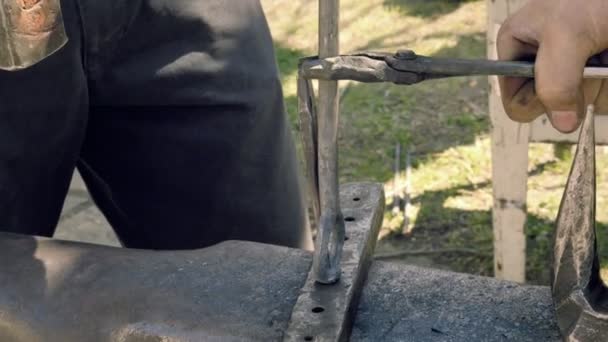 Smeden Smedja Med Hammare Järn Städet Detalj Arbetande Händer Traditionella — Stockvideo