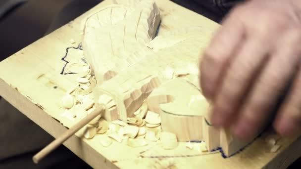 芸術的な木彫り師は ライムの木彫りをカットします 職人の手を形作る装飾的なレリーフの詳細 作業の手のディテール 彫刻家が彫刻 伝統的な手工芸品生産 — ストック動画