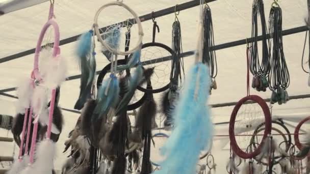 Dream Catchers Stänkte Svänga Vinden Med Fjädrar Och Pärlor Indiska — Stockvideo