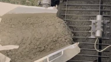 Beton mikseri, döküm pompa. Detay inşaat makine ve zemin çalışır. Müstakil ev beton temeli. Müstakil ev bina, zemin çalışır. Statik gün stabilize v-günlük vurdu