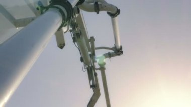 Beton döküm pompa, arka planda gökyüzü. Müstakil ev beton temeli. İnşaat teknik yapı, zemin çalışır çalışır. Statik gün stabilize v-günlük vurdu