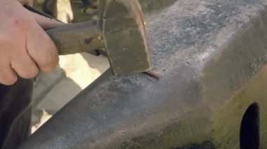 Demirci kurma çekiç örs üzerinde demir ile. Detay eller çalışma. Geleneksel el sanatları üretim. Günlük güneş ışığı