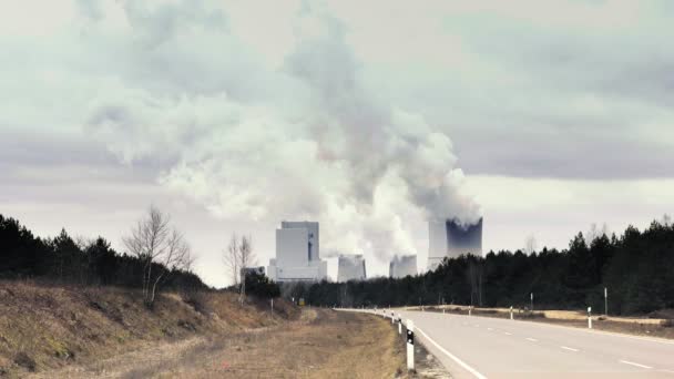 Kühlsystem Eines Atomkraftwerks Riesige Wolken Und Rauch Hintergrund Kühltürme Des — Stockvideo